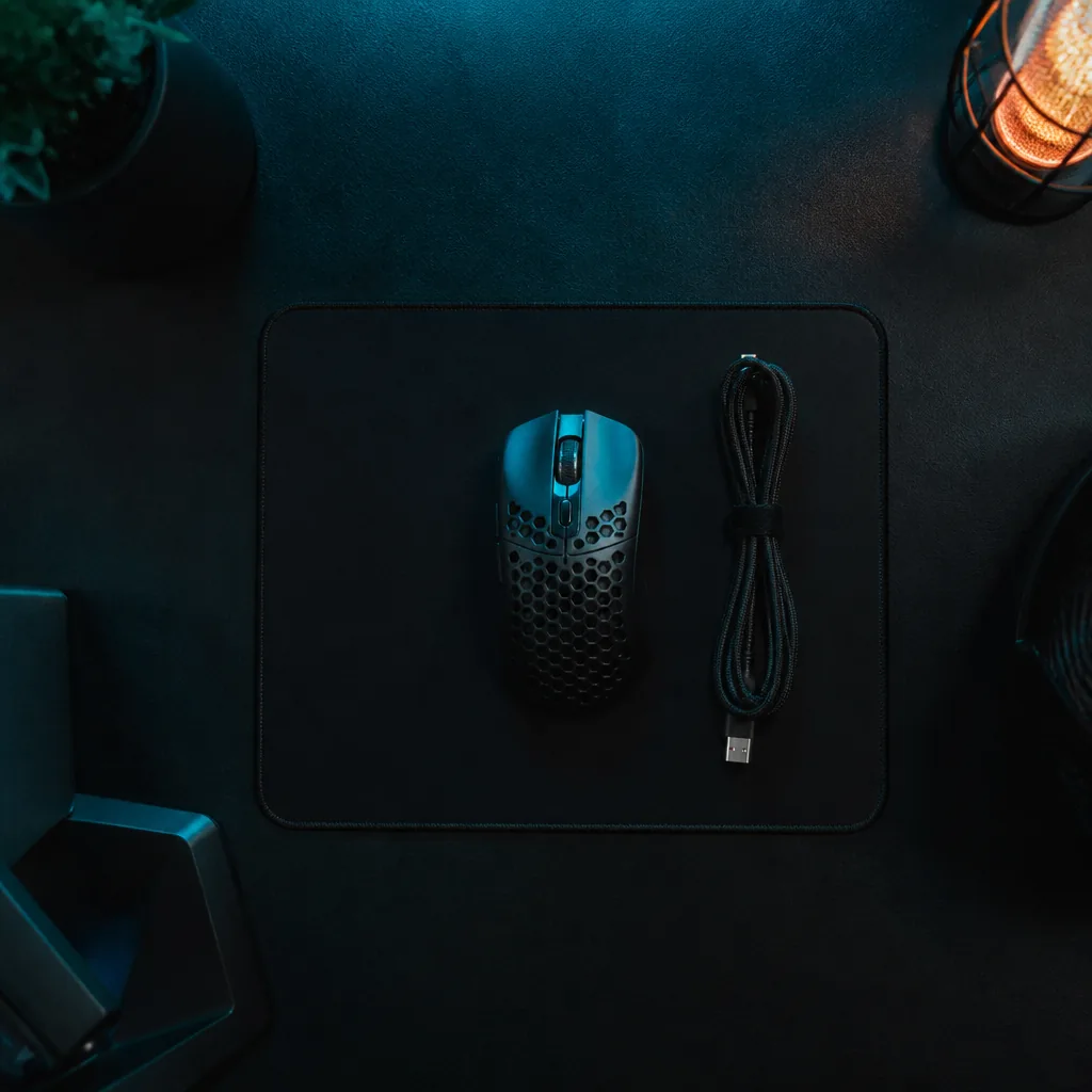 Escritorio con mouse y mousepad / Desk with mouse and mousepad